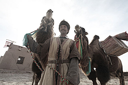 新疆,老人,维吾尔族,胡子,礼帽,拉骆驼,骆驼客