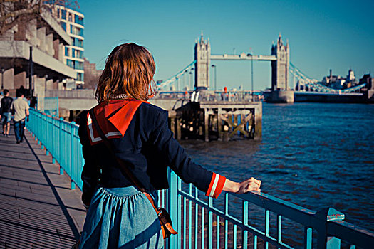美女,站立,堤岸,泰晤士河,伦敦,晴天