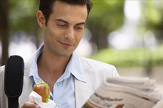 男人,吃饭,三明治,读报