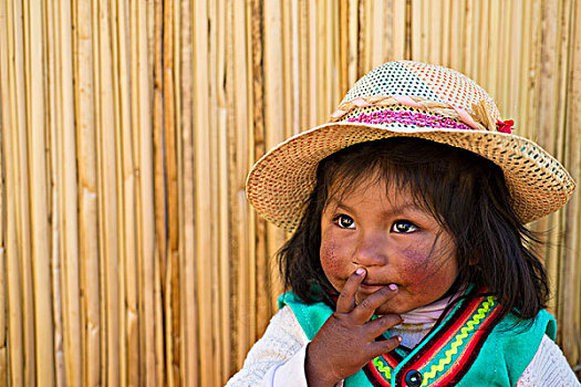 女孩,印第安人,6岁,戴着,传统服饰,正面,芦苇,小屋,漂浮,岛屿,提提卡卡湖,南方,秘鲁,南美