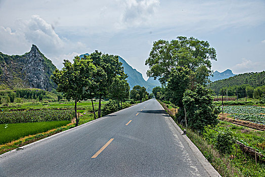 山谷中的国道公路