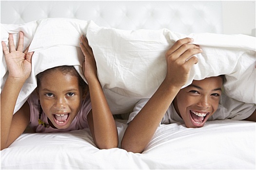 两个孩子,隐藏,羽绒被,床上