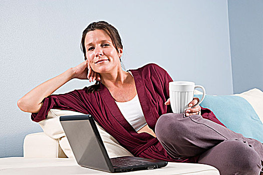 女人,放松,沙发,笔记本电脑,咖啡杯