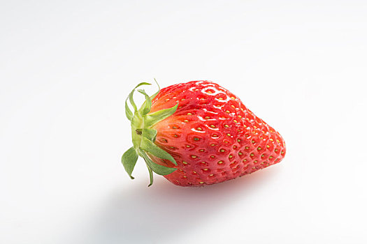 白底新鲜草莓