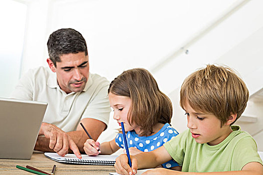 父亲,笔记本电脑,协助,孩子,绘画