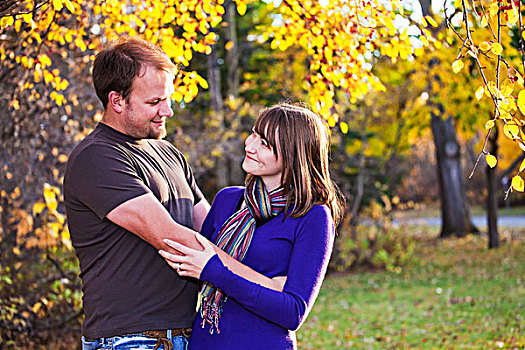 年轻,夫妇,搂抱,公园,艾伯塔省,加拿大