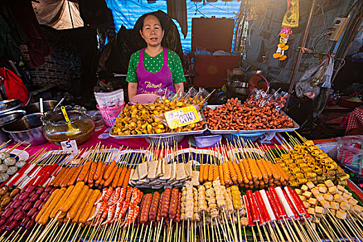 女人,市场货摊,多样,扦子,肉,鱼肉,香肠,食品摊,食物,出售,夜市,泰国,亚洲