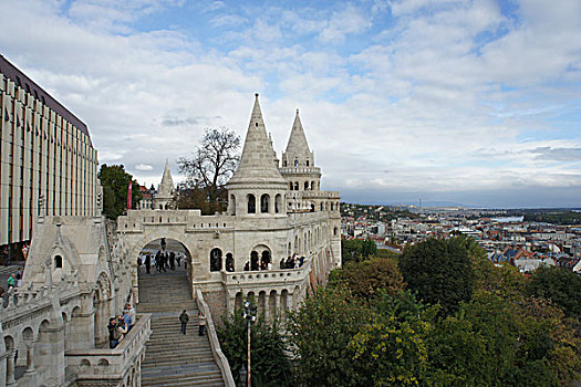匈牙利布达佩斯,从城堡山渔夫堡远眺城区