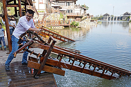 东方盐湖城神奇山镇·道天下景区水岸景致