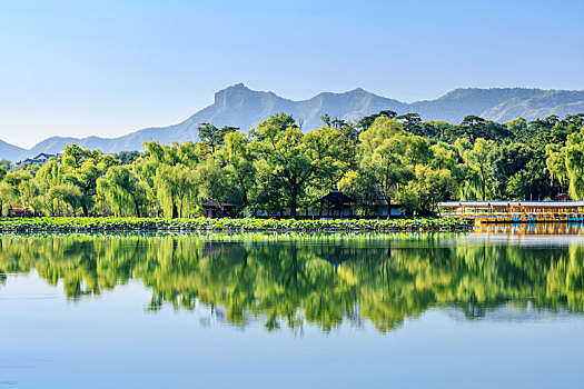 河北省承德避暑山庄风景区内湖泊园林风光