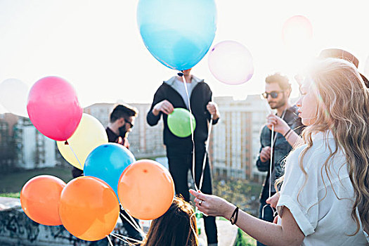 群体,朋友,享受,屋顶,聚会,美女,拿着,氦气,气球