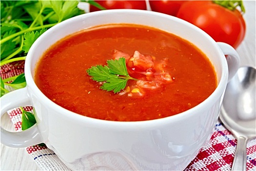 汤,西红柿,勺子,餐巾,木板