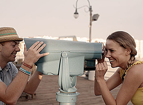 年轻,情侣,对视,圣莫尼卡码头,加利福尼亚,美国