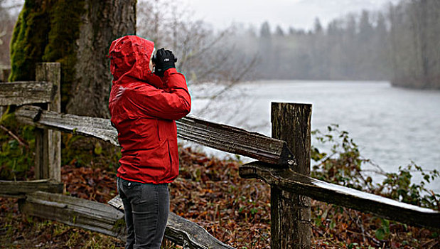 河,女人,红色,外套,双筒望远镜,雨,大幅,尺寸