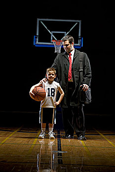 男孩,站立,篮球场,父亲