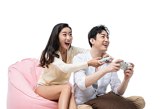 年轻夫妇在一起玩电子游戏