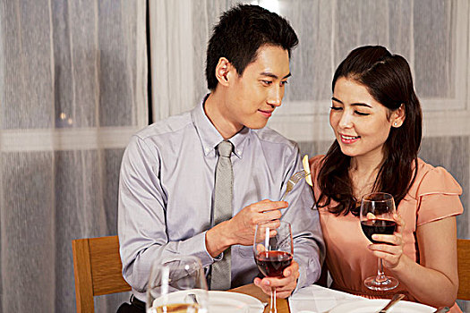 青年夫妇的浪漫晚餐