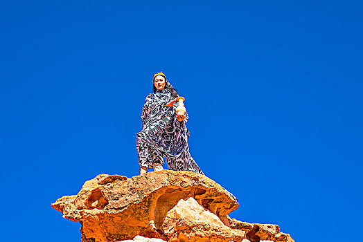 新疆,红岩,蓝天,女人,长裙,漂逸