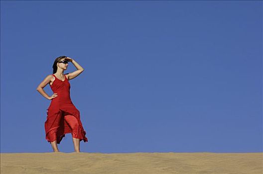 女孩,红裙,沙滩,沙丘,张望,远景