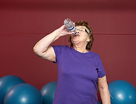 老女人,饮用水,体育馆