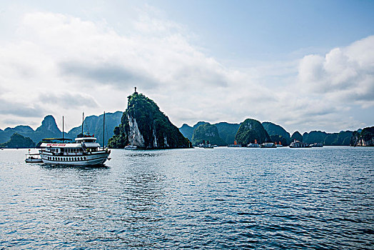 越南广宁鸿基市下龙湾海上石林间穿梭的游船
