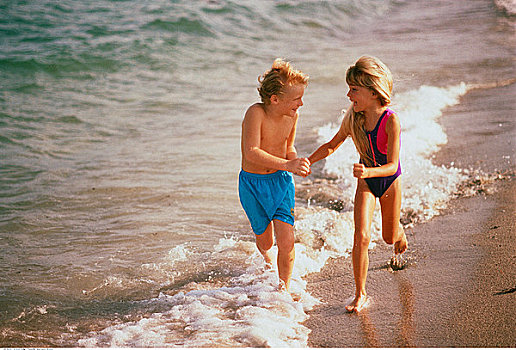 男孩,女孩,泳衣,走,海滩,握手