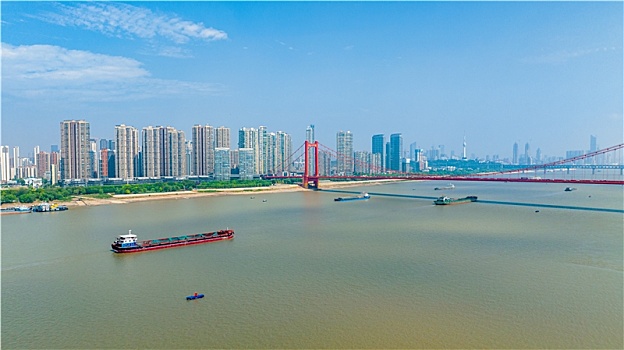 中国武汉鹦鹉洲长江大桥与长江航运