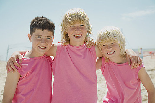 三个,微笑,男孩,海滩,穿,相似,粉色,t恤