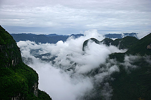 巫溪云台山云雾缭绕下的群山