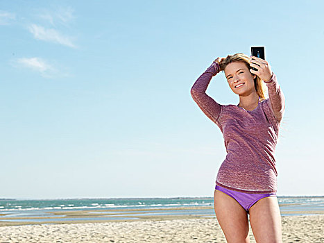 少妇,海滩,姿势,智能手机,阿尔托纳,墨尔本,维多利亚,澳大利亚