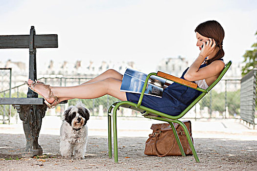 坐,女人,椅子,读,杂志,交谈,手机,巴黎,法兰西岛,法国