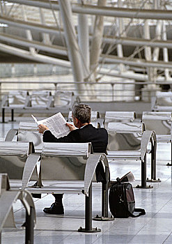 商务人士,等待,机场,读报