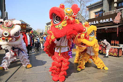 山东省日照市,二月二龙腾狮跃,旅游小镇人潮涌动