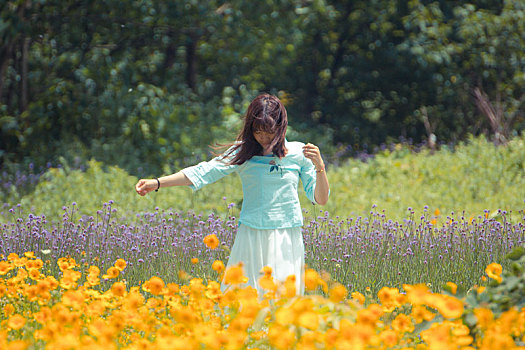 花丛中的民国风少女