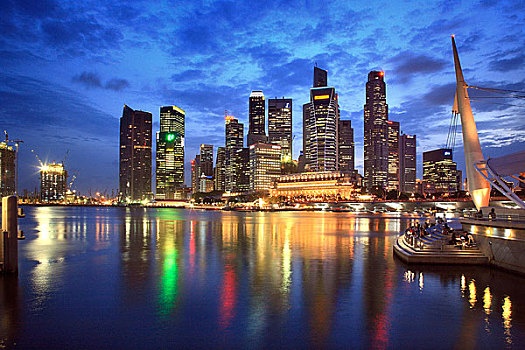新加坡鱼尾狮公园商务区游人夜景