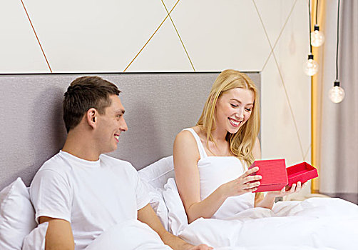 酒店,旅行,关系,休假,高兴,概念,微笑,情侣,床上,红色,礼盒