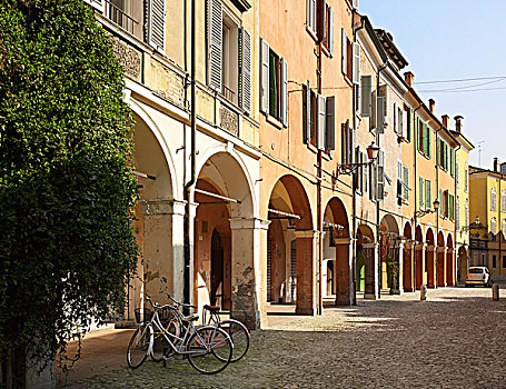 自行车停放,鹅卵石,街道,旁侧,古雅,建筑,百叶窗,拱道,摩德纳,意大利
