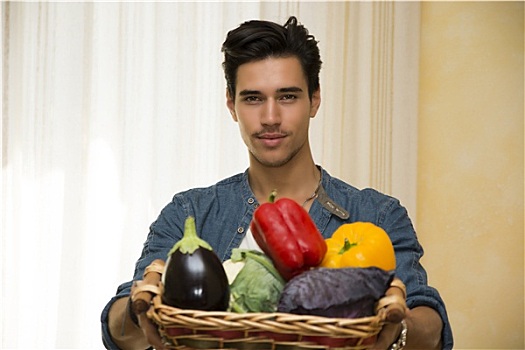 男青年,拿着,篮子,新鲜,蔬菜