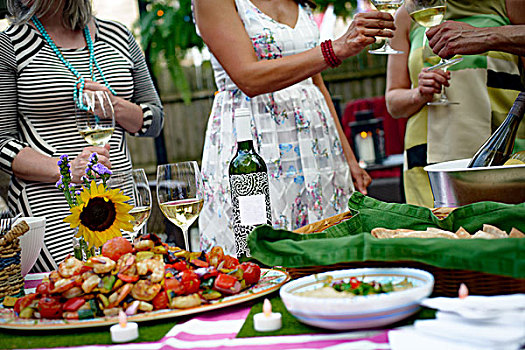 人群,花园派对,拿着,葡萄酒杯,制作,干杯,食物,餐盘,桌上,腰部