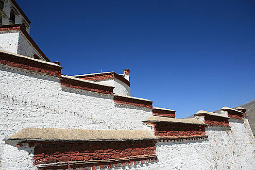 西藏拉萨布达拉宫后面依山而建的高大白色宫墙