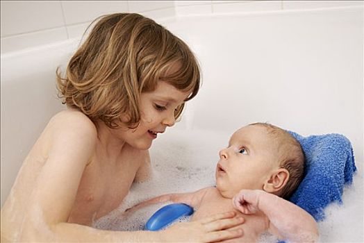 小女孩,兄弟,坐,浴缸,4岁,2个月大