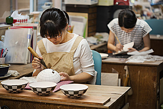 女人,工作,日本人,瓷器,工作间,上油漆,几何图形,白色,碗