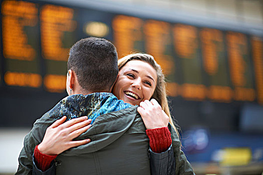 夫妇,搂抱,火车站,后视图