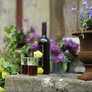 葡萄酒杯,红酒瓶,石头,槽,花