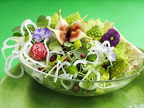 春季沙拉,无花果,花椰菜,食用花卉