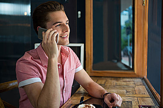 男青年,交谈,手机,咖啡馆,英俊