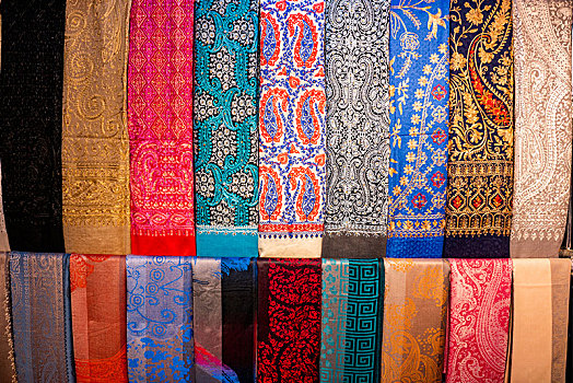 迪拜迪拜湾旅游船码头小商品市场销售的丝巾围巾