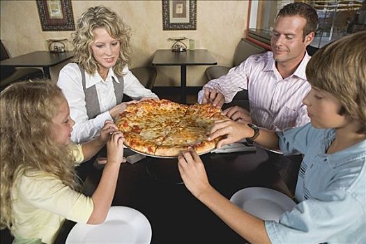 家庭,餐馆,分享,比萨饼
