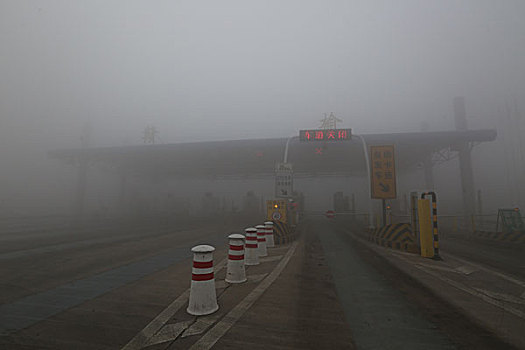 春运首日苏北遭遇大雾高速封闭人员车辆滞留