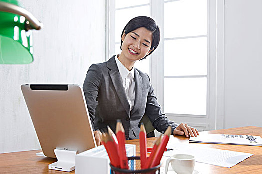 职业女性,平板电脑,书桌
